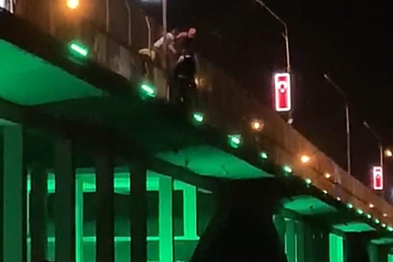 Birecik Köprüsü’ne çıkan şahıs intihar girişiminde bulundu
